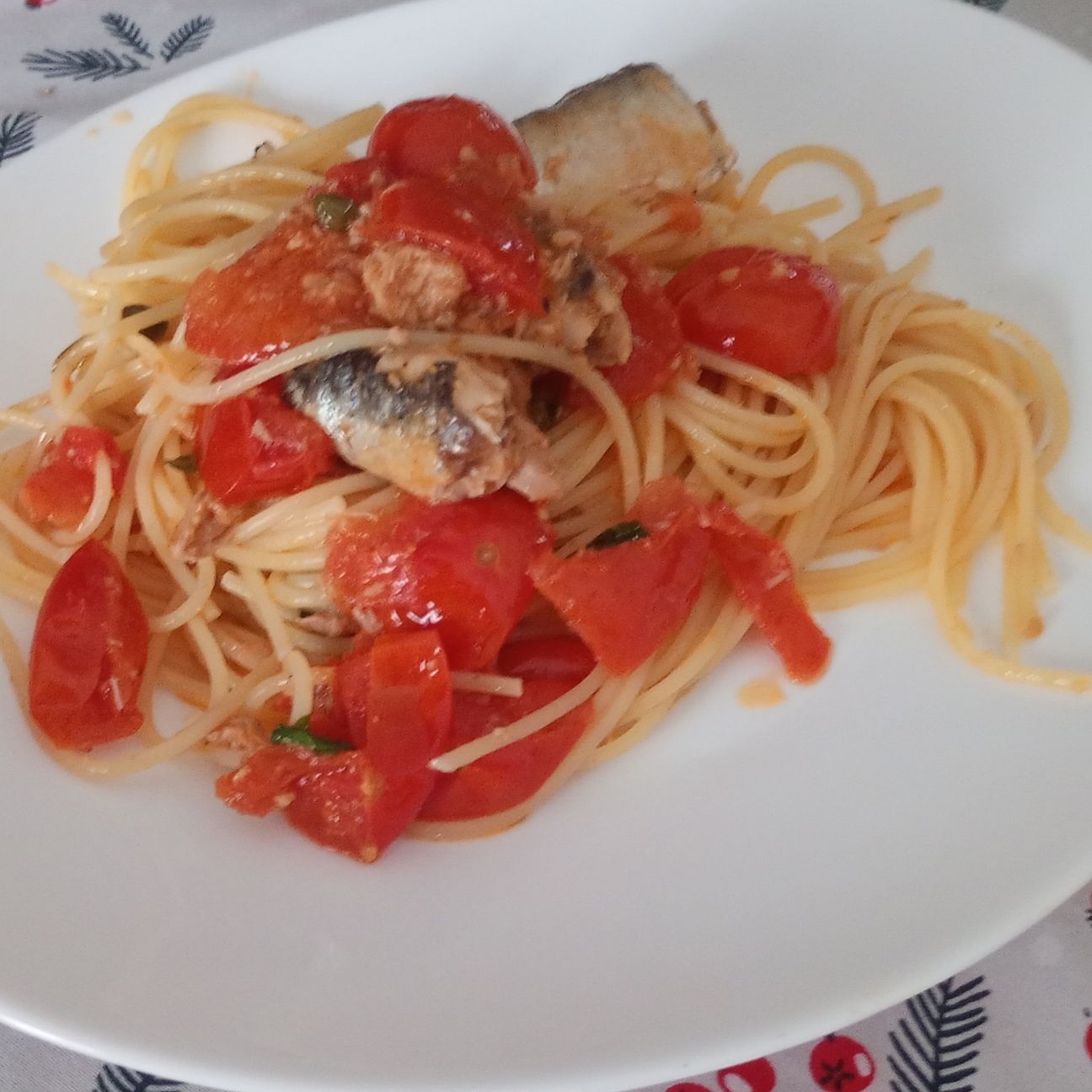 Spaghetti tonno e sarde con pomodorini