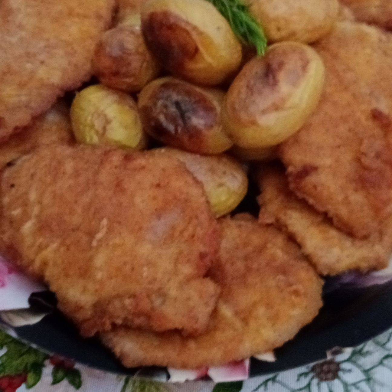 Mini cotolette panate con patate novelle al rosmarino