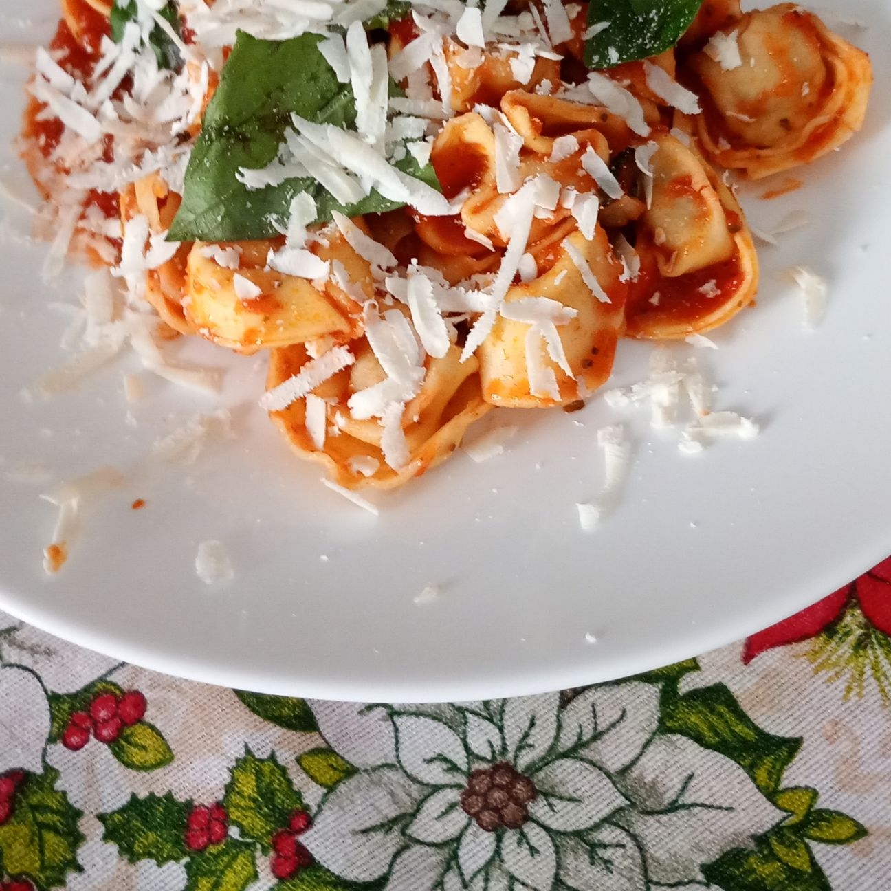 Tortelli ripieni di prosciutto crudo pomodoro e basilico