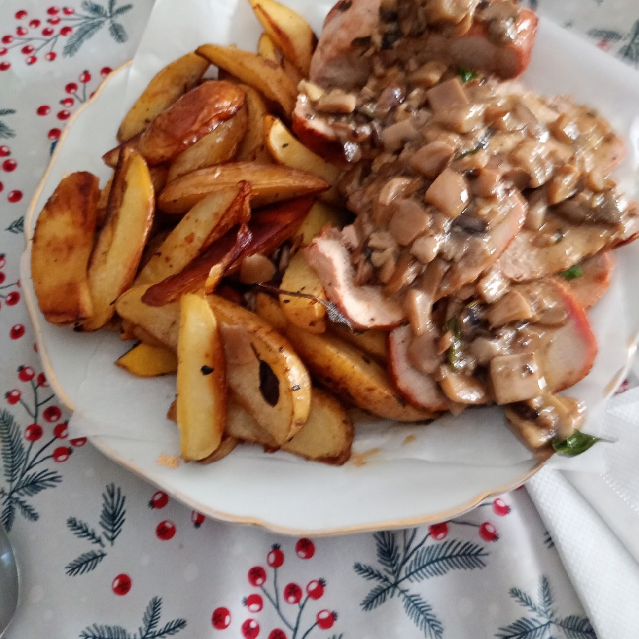 Arista di maiale al forno con funghi porcini e contorno di patate al Rosmarino