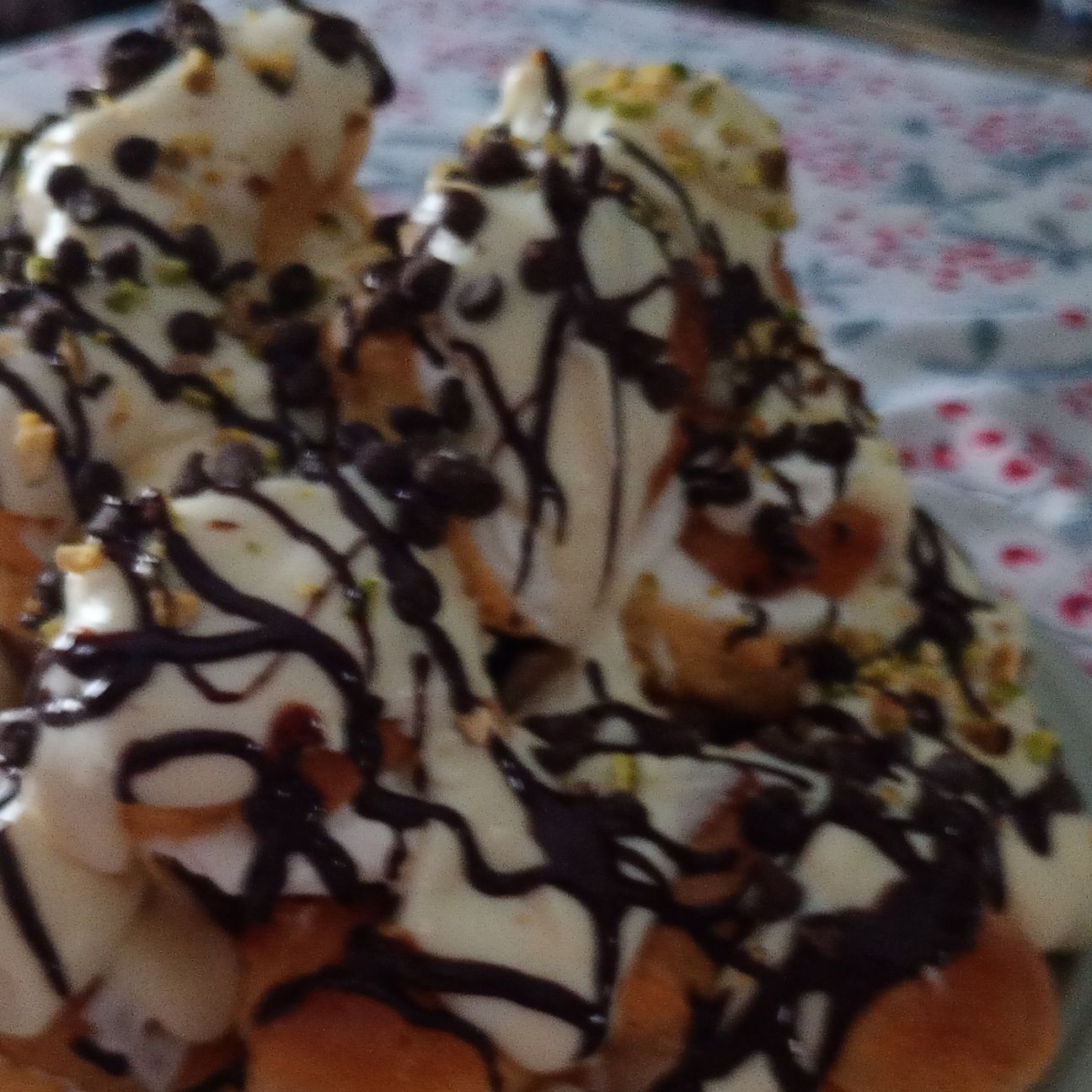 Profiteroles ripieni di Chantilly alla francese + glassati Chantilly italiana