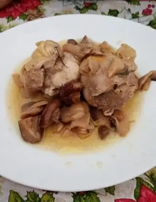 Ricetta Coscette di pollo disossate lardellate con pancetta in salsa funghi misti di kut
