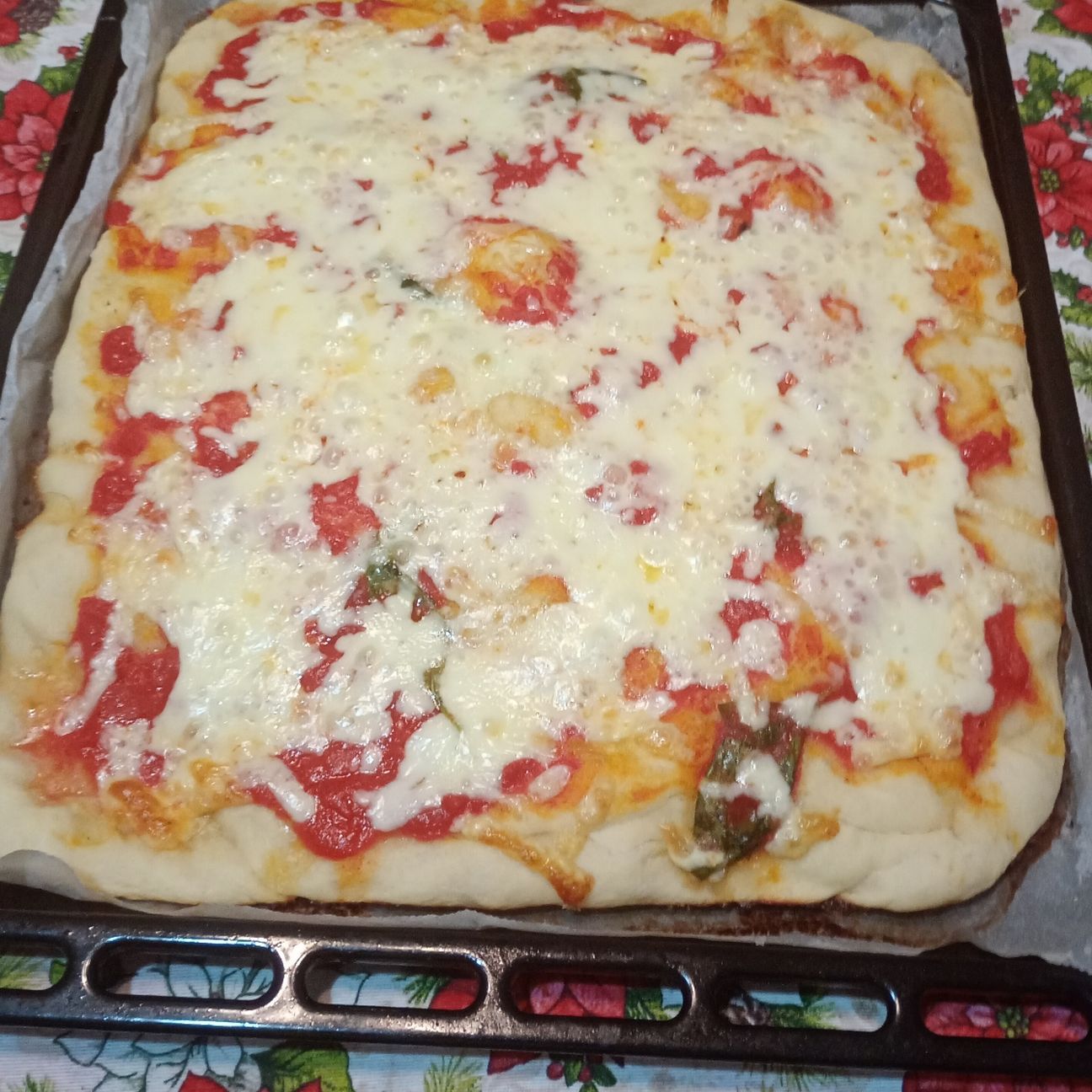 Pizza al taglio con pezzetti di salsiccia
