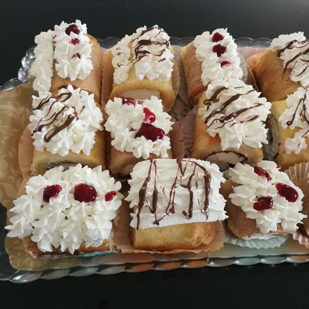 Rotolini con panna e marmellata di ciliegie 🍒