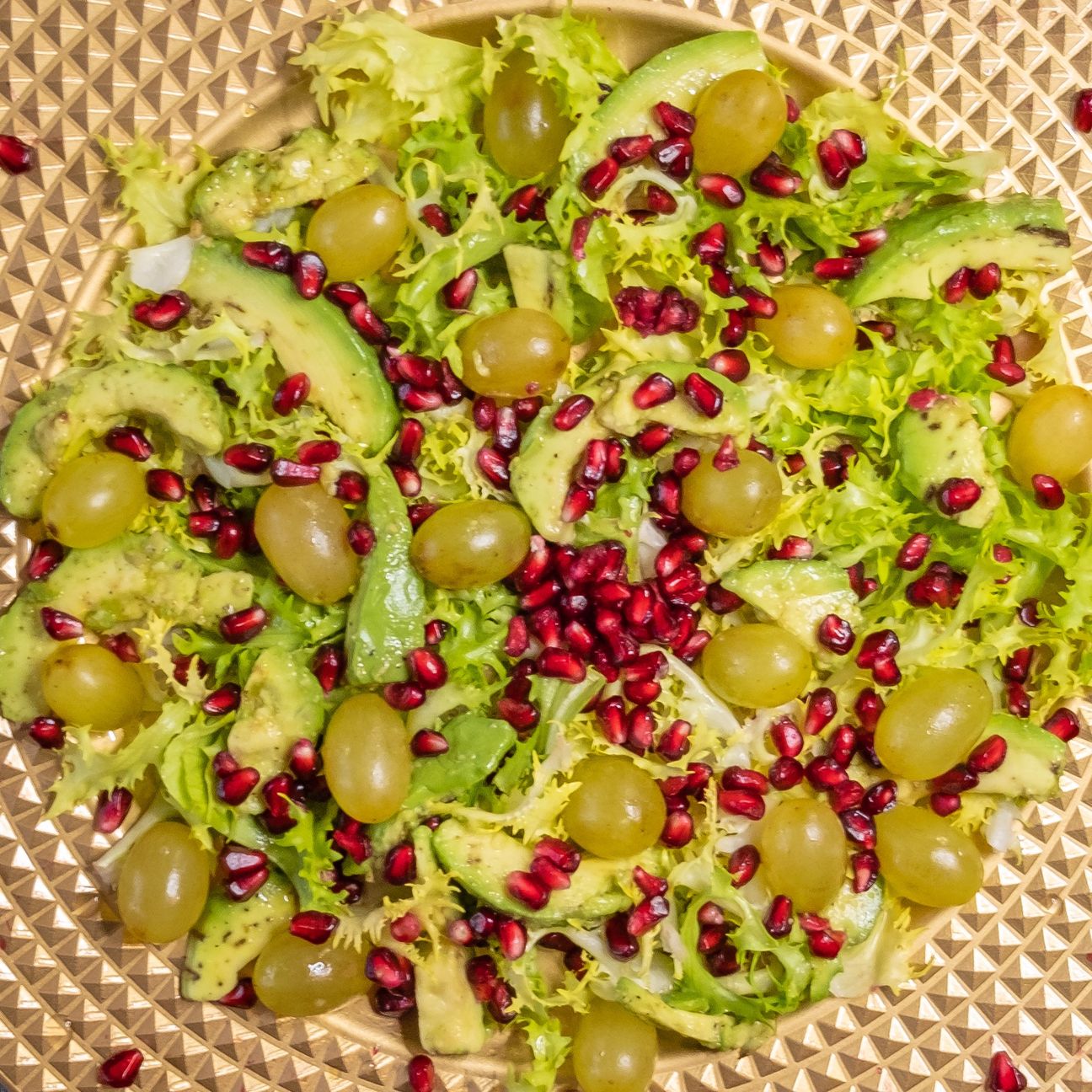 Insalata di Indivia Riccia, uva, melagrana e avocado.