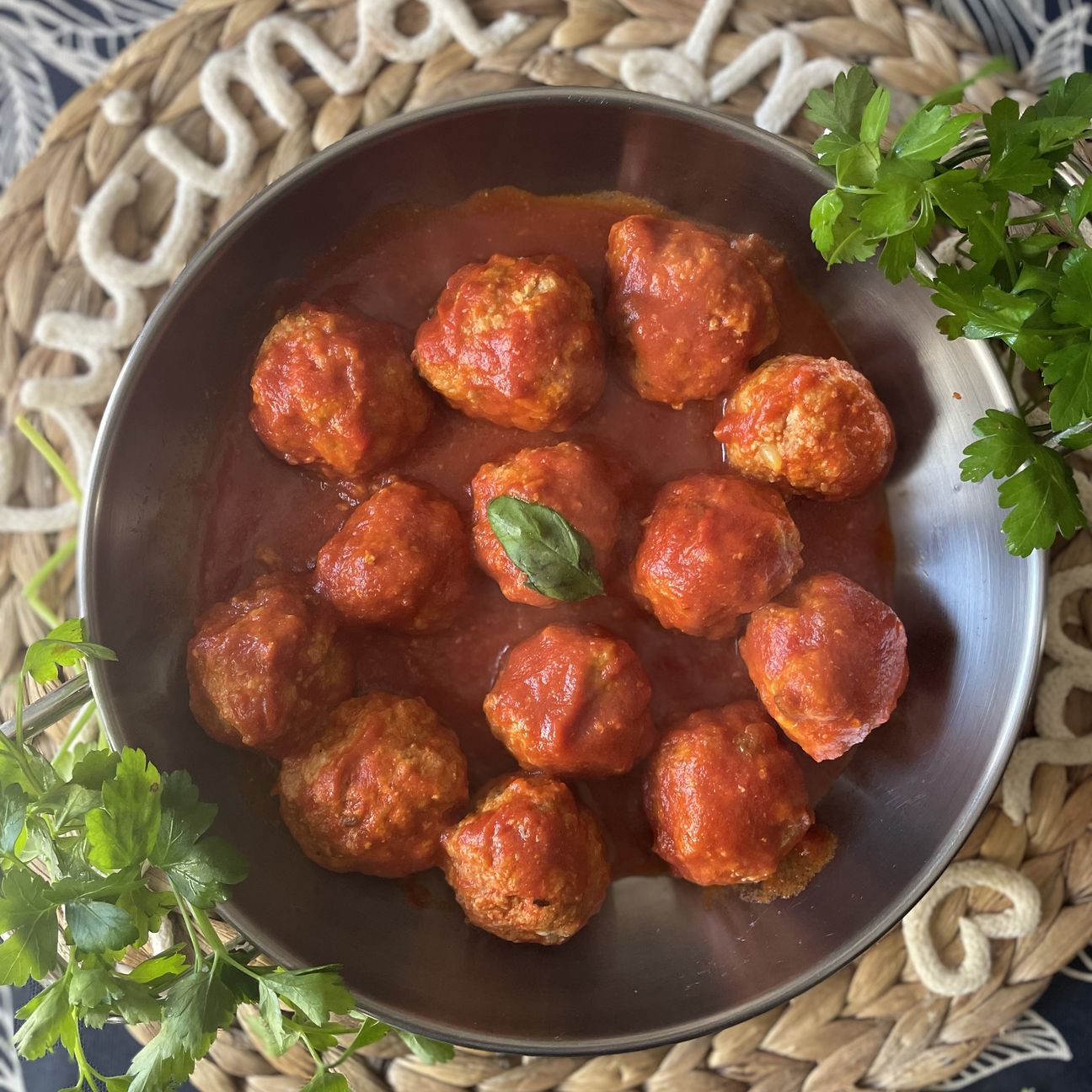 Polpette alla napoletana con uva passa e pinoli