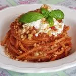 Ricetta Spaghettoni 'nduja, stracciatella e mollica croccante
