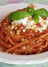 Ricetta Spaghettoni 'nduja, stracciatella e mollica croccante