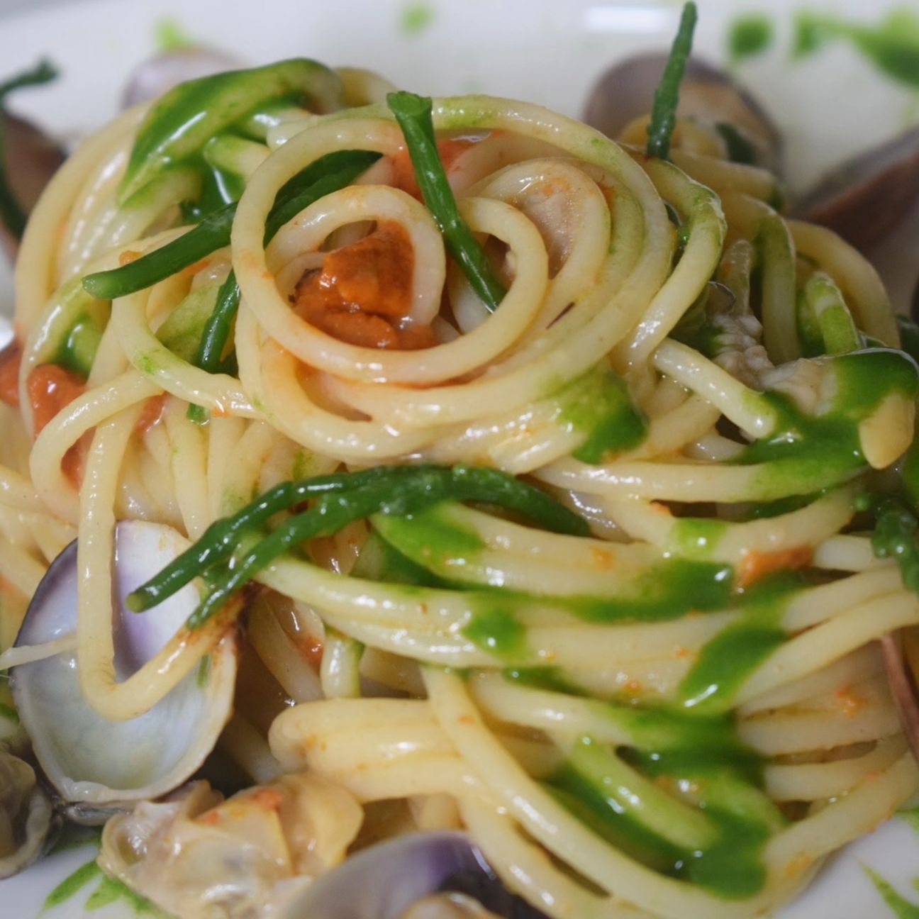 Spaghetti di Gragnano ai ricci di mare e vongole, con salsa di prezzemolo e salucornia.