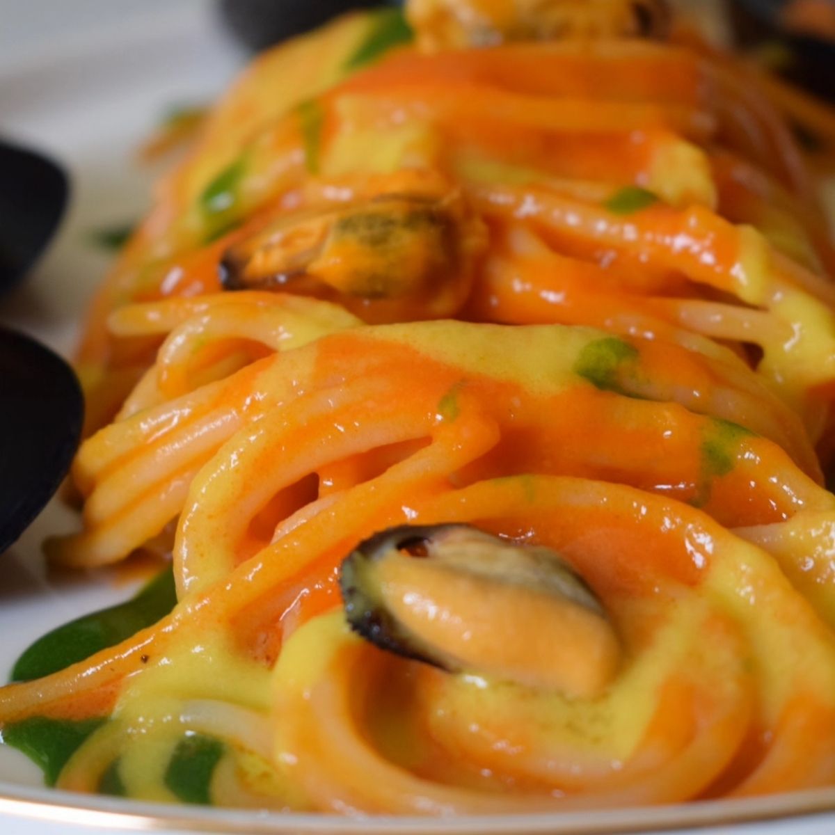 Spaghetti di Gragnano alla crema di peperoni rossi e gialli, cozze e salsa di prezzemolo.