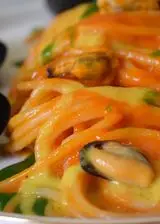 Ricetta Spaghetti di Gragnano alla crema di peperoni rossi e gialli, cozze e salsa di prezzemolo.