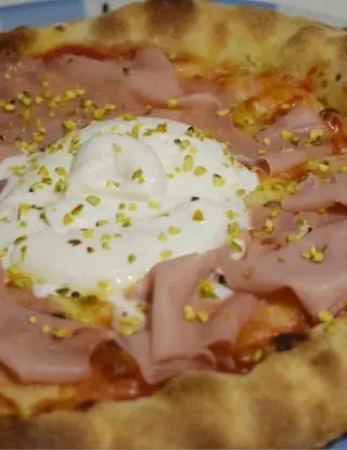 Ricetta Pizza margherita con mortadella, burrata e granella di pistacchio. di Mamy.chef75