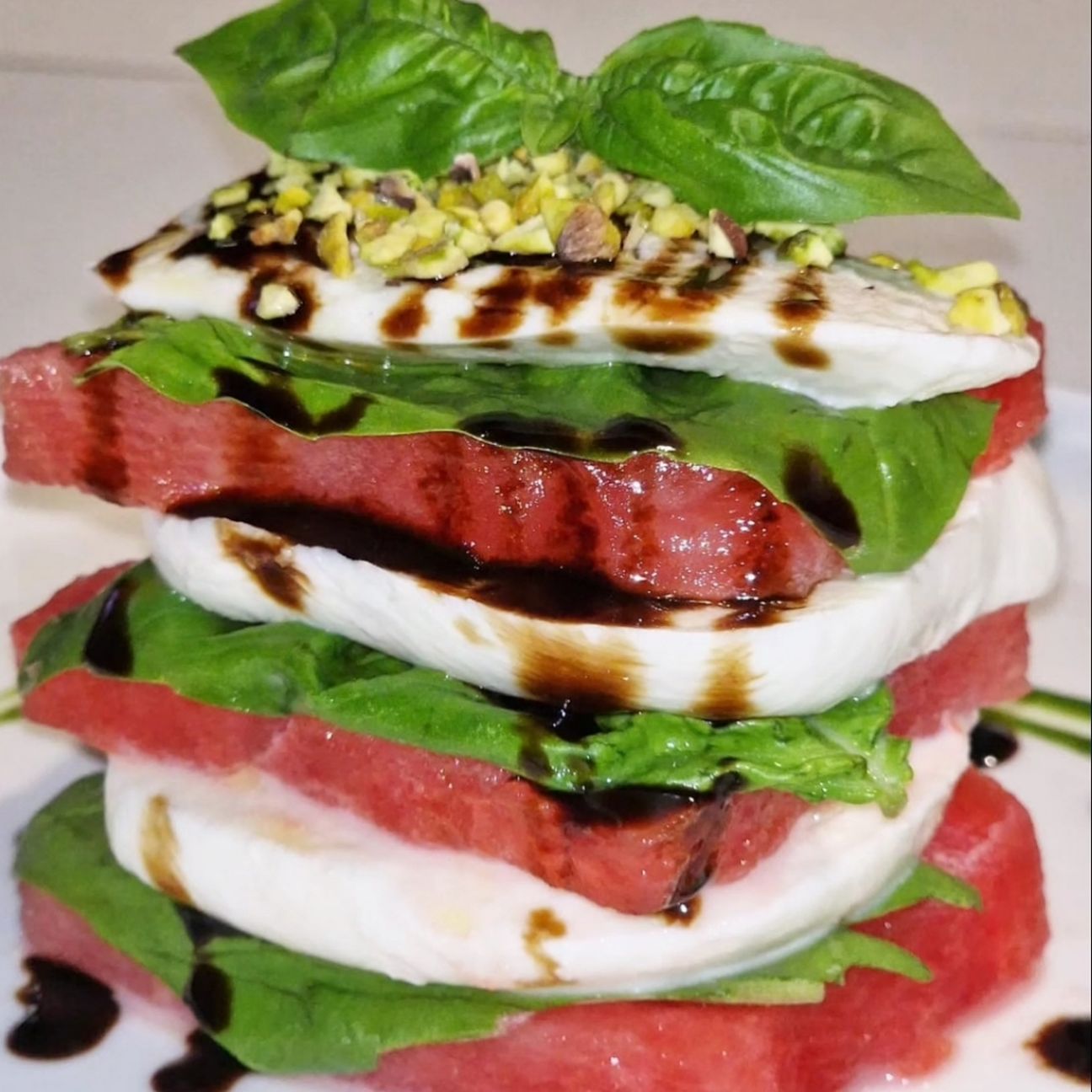 Millefoglie di anguria e mozzarella.