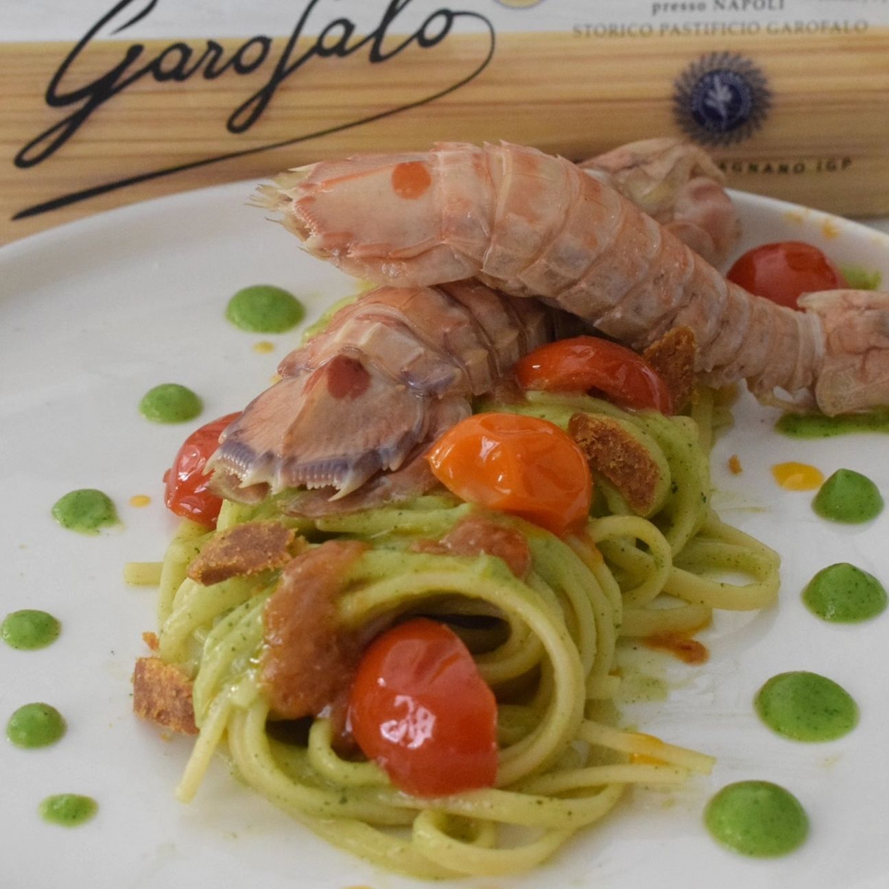 Linguine Garofalo con cicale di mare, zucchine e bottarga di muggine.