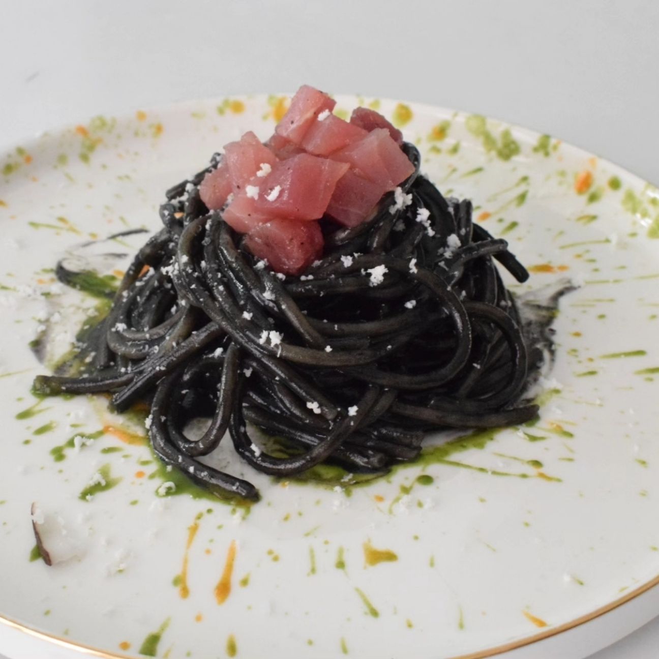 Spaghettoni Garofalo al nero di seppia, tonno e cocco. "I primi dei primi"
