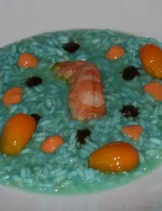 Ricetta Risotto al curacao blu con gamberi, crema all'aglio nero e kumquat caramellati. di Mamy.chef75