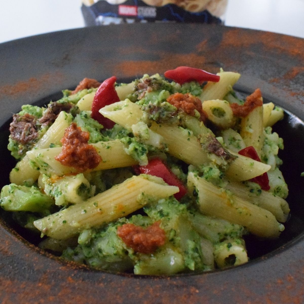 Penne Garofalo con i mugnoli, peperoncino e patè di pomodori secchi.