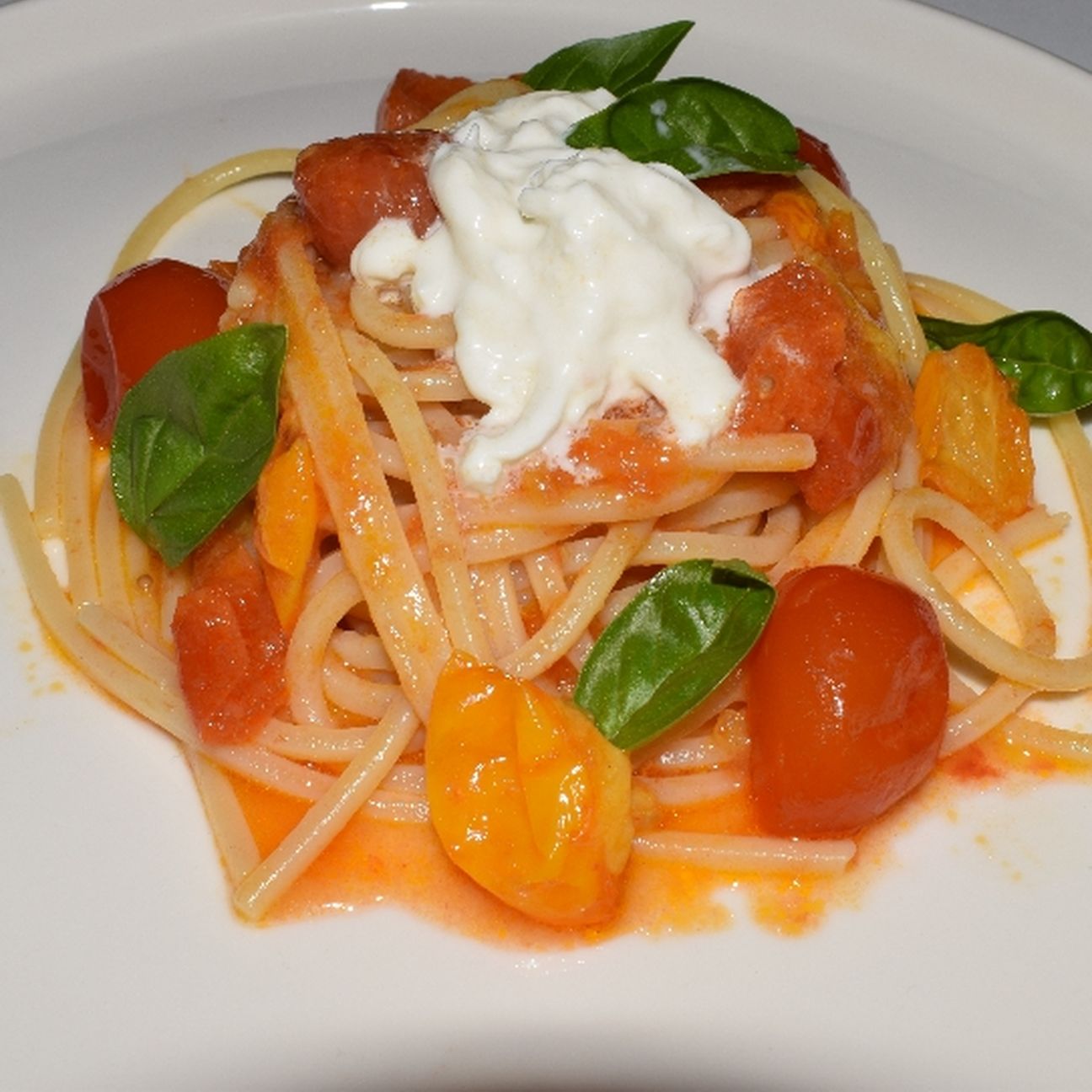 Spaghetti con pomodorini e burrata