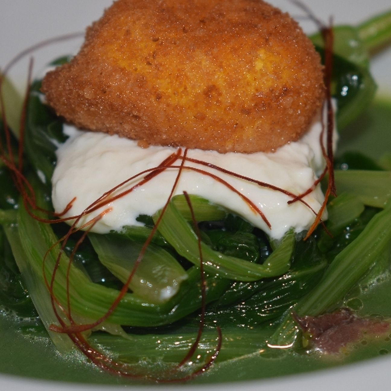 Tuorlo fritto su burrata,bietola liquida e saltata, colatura d' alici e alici.