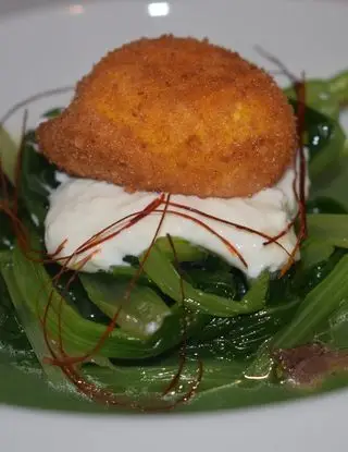 Ricetta Tuorlo fritto su burrata,bietola liquida e saltata, colatura d' alici e alici. di Mamy.chef75