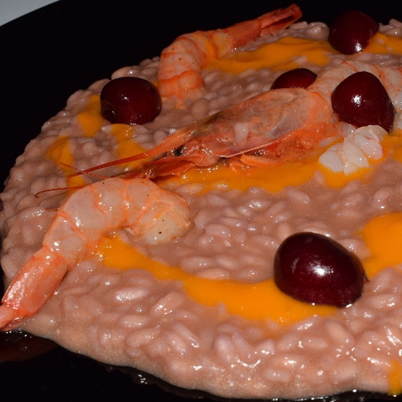 Risotto alle ciliegie e gamberi viola