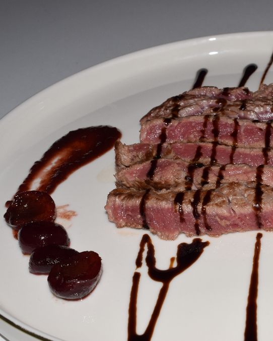 Tagliata con salsa di ciliegie all'aceto balsamico
