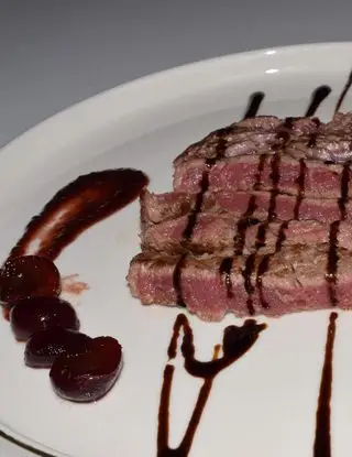 Ricetta Tagliata con salsa di ciliegie all'aceto balsamico di Mamy.chef75