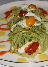 Ricetta Linguine al pesto di rucola con burrata e salsa di ciliegino e datterini gialli.