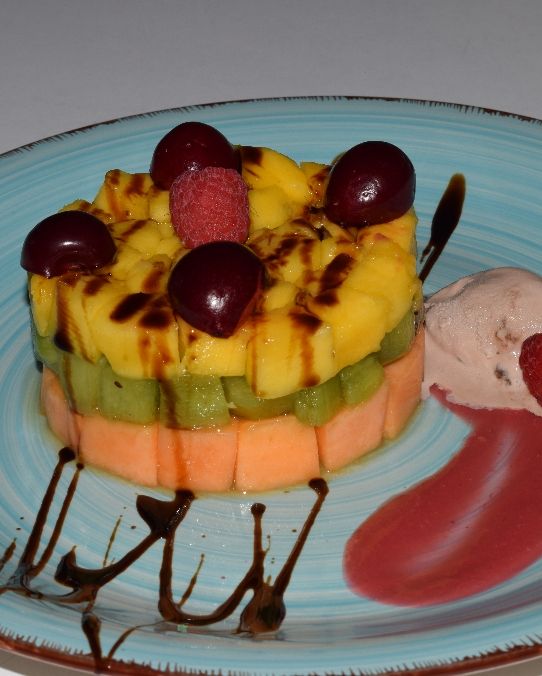 Tartare di frutta con gelato