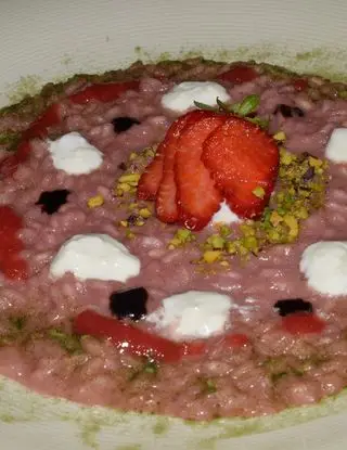 Ricetta Risotto alle fragole con burrata, glassa al balsamico, pistacchio e polvere di spinaci di Mamy.chef75
