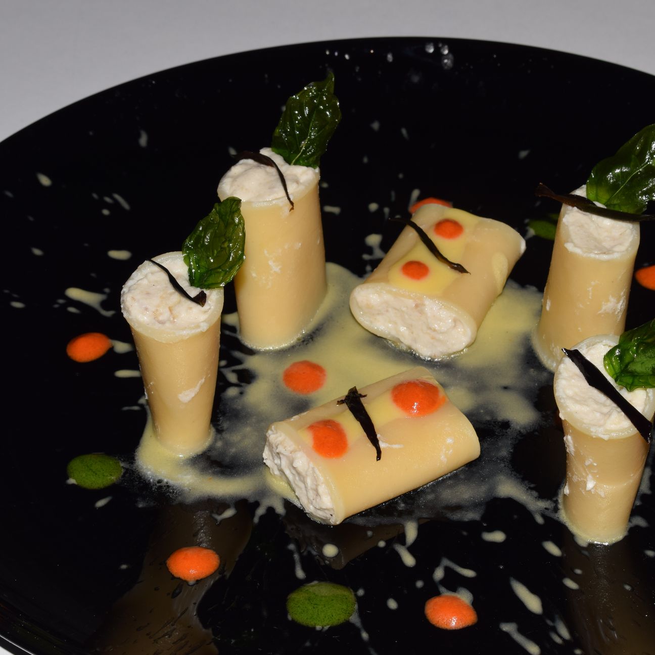 Paccheri con crema di ricotta e melanzane, su salsa di datterino giallo,peperone rosso, basilico