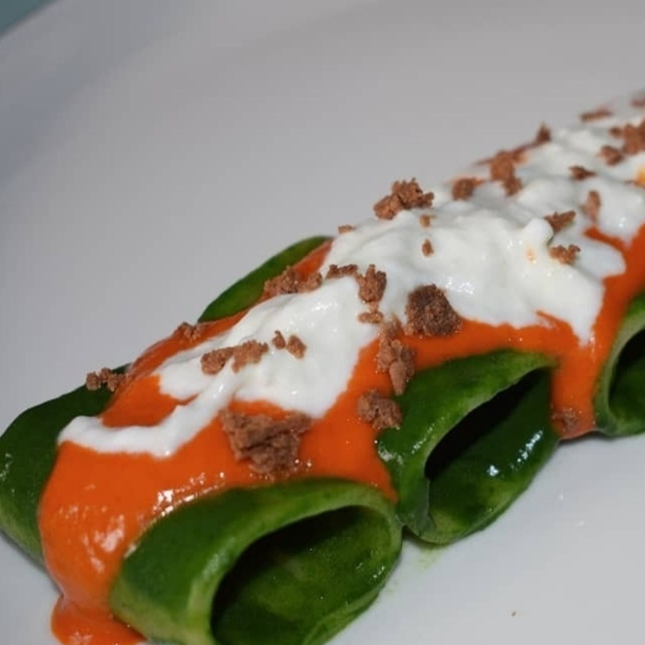 Paccheri agli spinaci con crema di peperoni, crema di burrata e bottarga