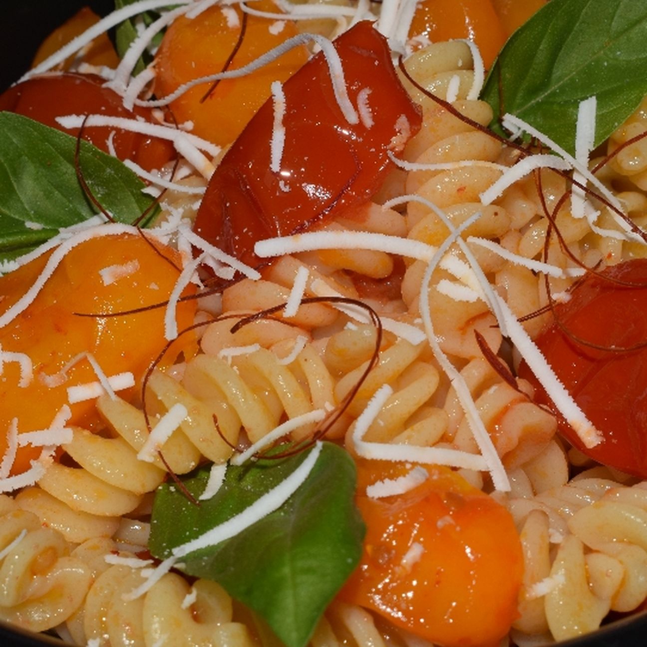 Pasta fredda con pomodorini, cacioricotta, basilico e filetti di peperoncino