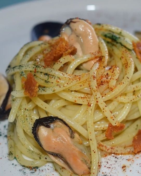Spaghetti aglio olio e bottarga con polvere di spirulina e peperoncino