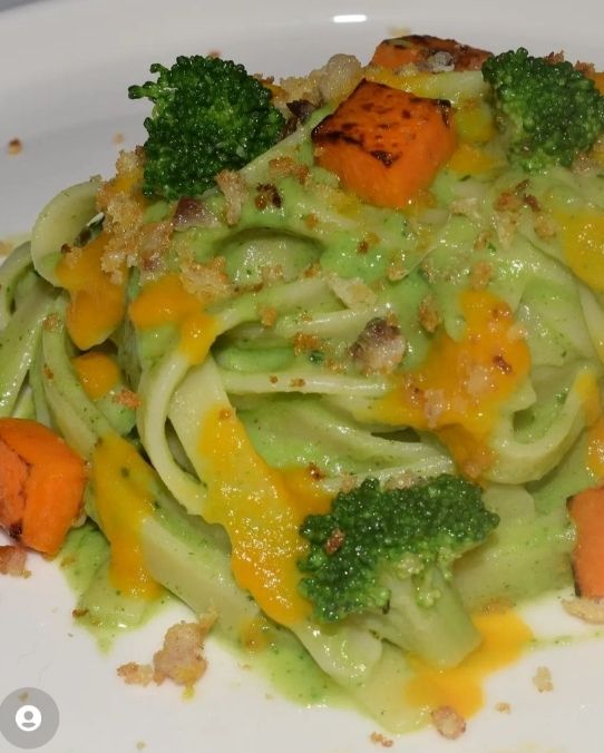 Fettuccelle con crema di broccoli, zucca e crumble di pane croccante all'aringa affumicata