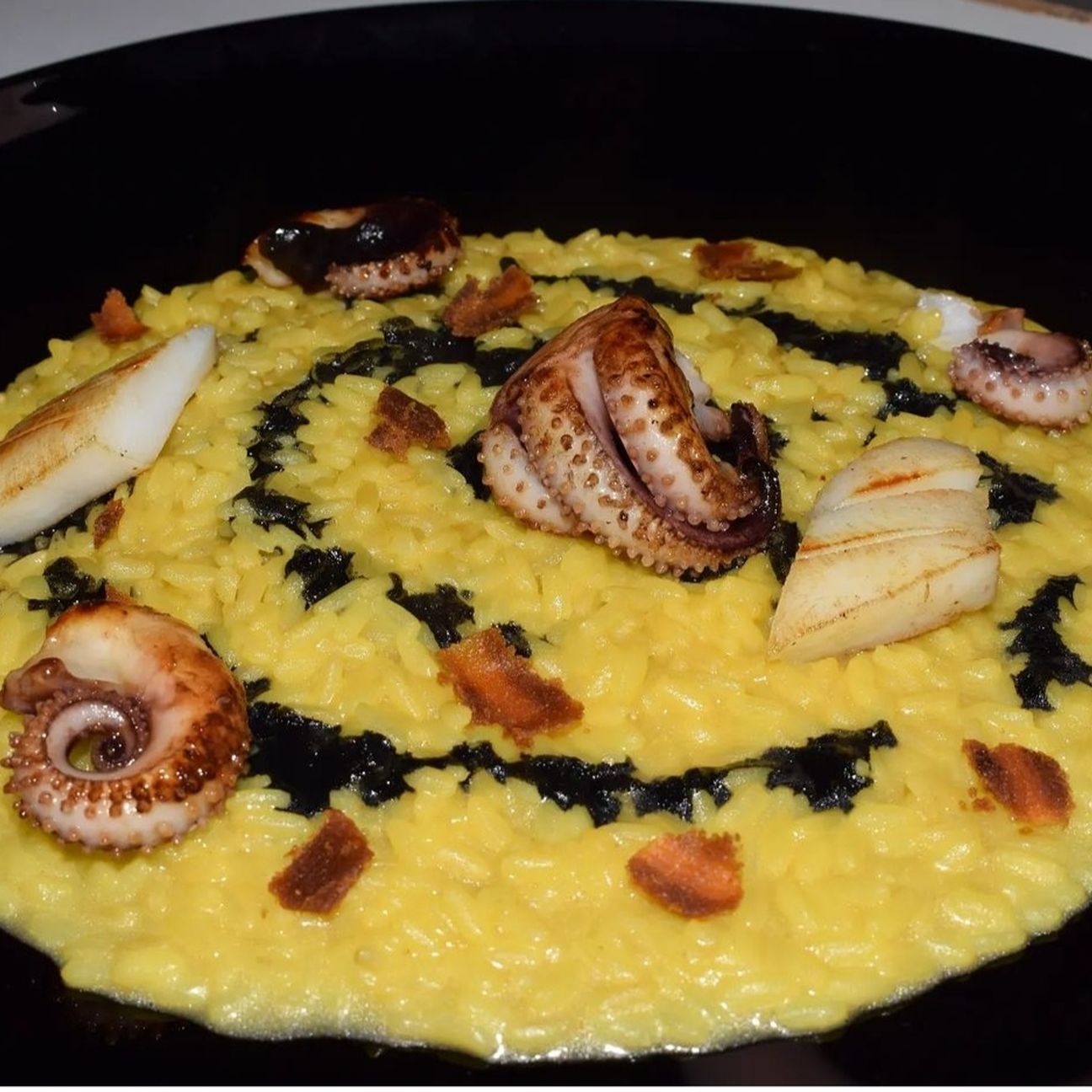 Risotto allo zafferano con seppie, il nero e bottarga di muggine