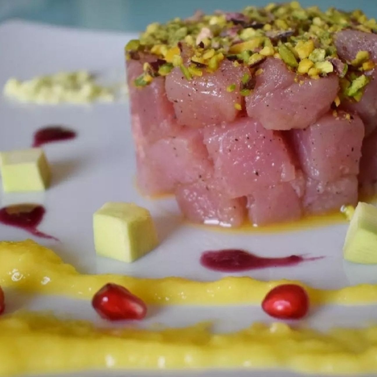 Tartare di tonno con salsa al mango