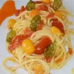Ricetta Spaghetti con pomodori ciliegino, datterini e basilico in trasparenza