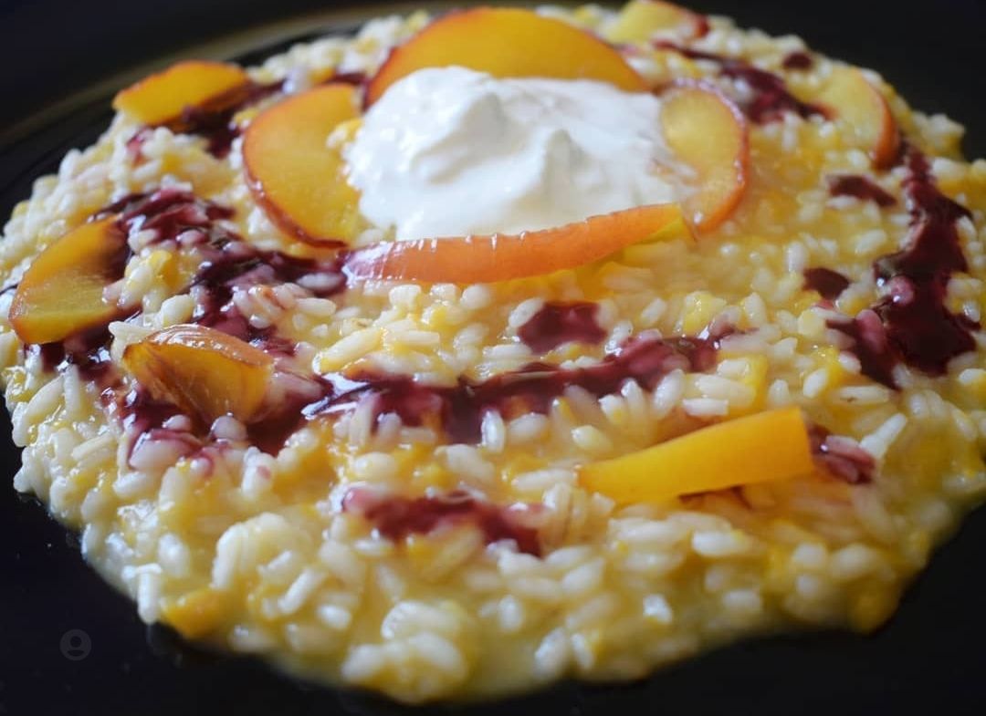 Risotto alle pesche con riduzione di vino e burrata
