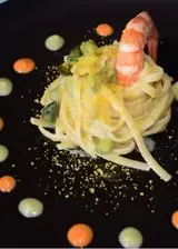 Ricetta Linguine alla crema di asparagi con gamberi e tuorlo grattugiato