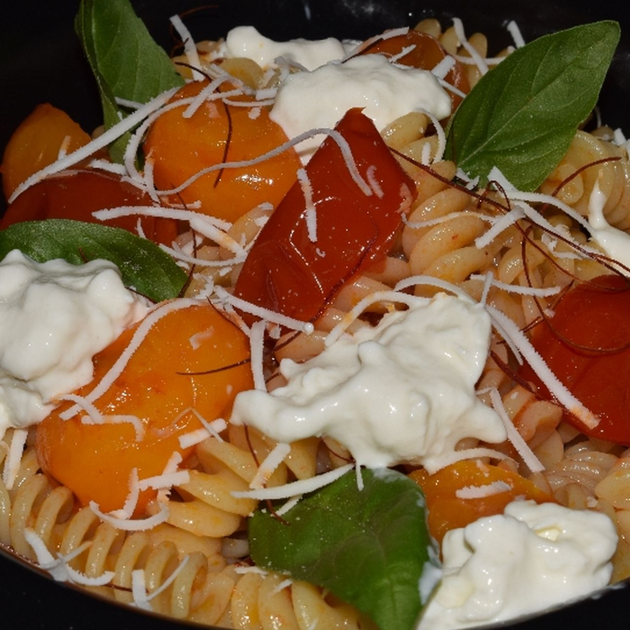 Fusilli con pomodorini, burrata e cacioricotta