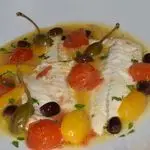 Ricetta Filetto di branzino con pomodorini, olive e fiori di cappero