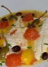 Ricetta Filetto di branzino con pomodorini, olive e fiori di cappero