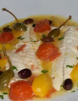 Ricetta Filetto di branzino con pomodorini, olive e fiori di cappero di Mamy.chef75