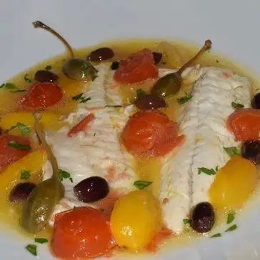 Ricetta Filetto di branzino con pomodorini, olive e fiori di cappero di Mamy.chef75
