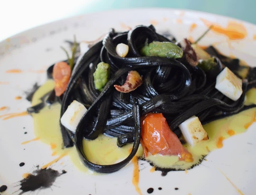 Linguine al nero di seppia e asparagi