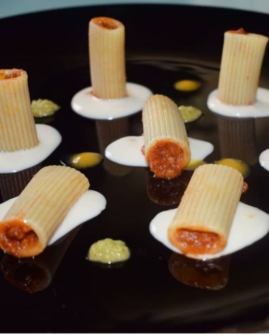 Rigatoni con ragù alla bolognese su salsa di parmigiano