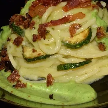 Ricetta Spaghetti alla crema di zucchine e guanciale  di Mamy.chef75