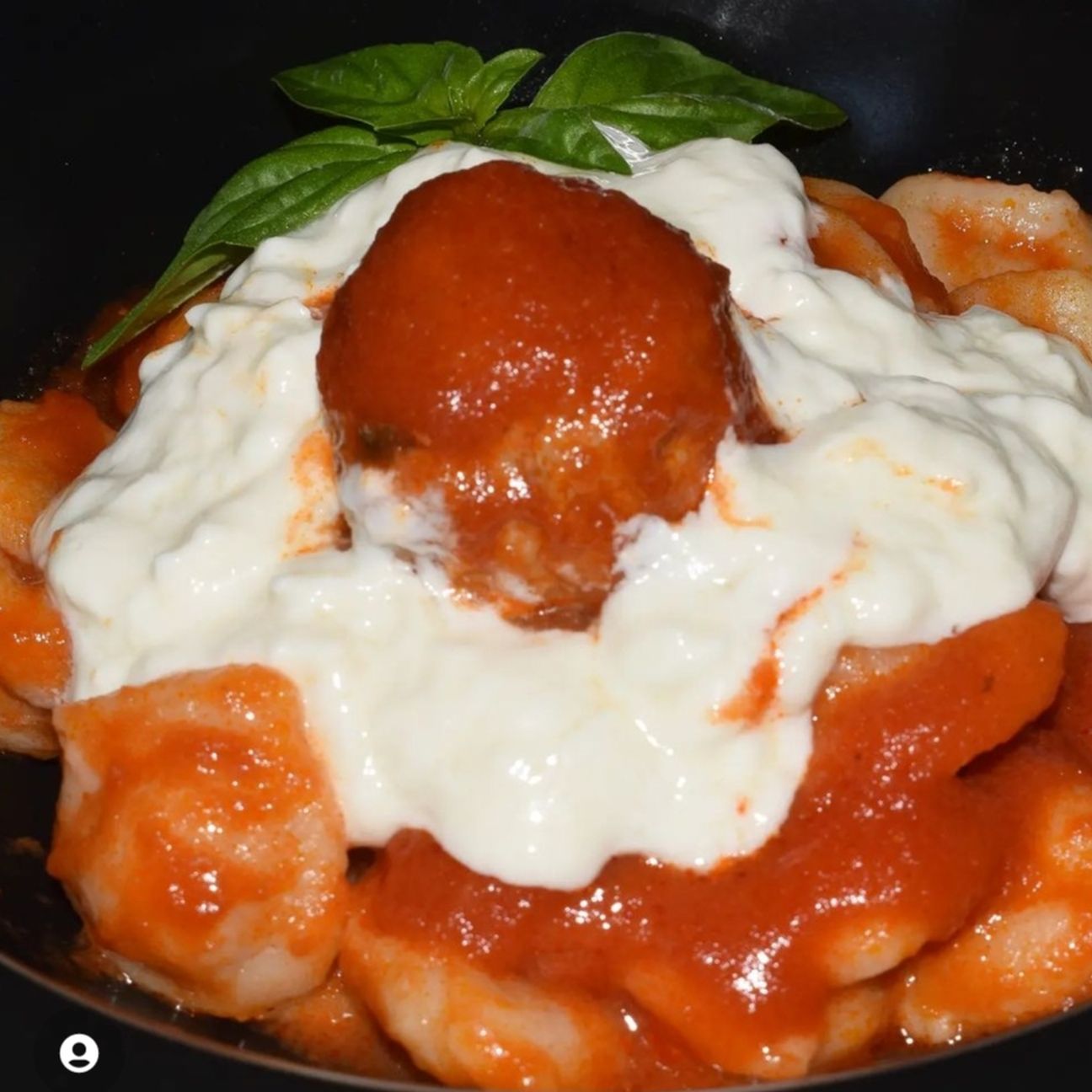 Orecchiette con polpette al sugo e cuore di burrata