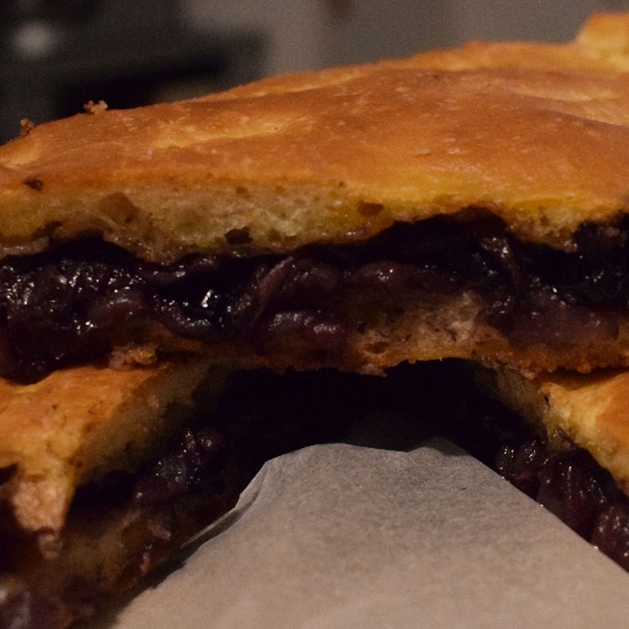 Focaccia pugliese con cipolla e olive leccine